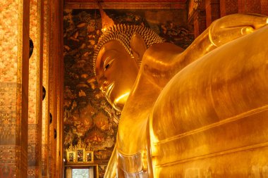 Buda altın heykelini yüzüne uzanmış. WAT pho, bangkok, Tayland