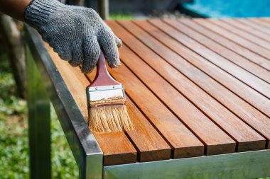 El ve ahşap masa üzerinde boyama fırça