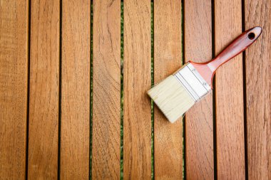Ahşap masa üzerinde boya fırçası