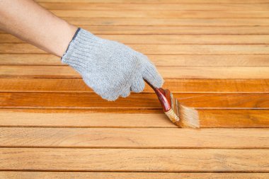 El ve ahşap masa üzerinde boyama fırça