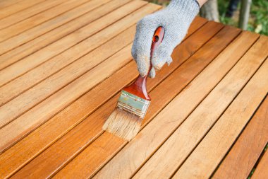 El ve ahşap masa üzerinde boyama fırça