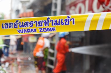 Yangın önlemek için su hortumu kullanarak itfaiyeci bulanıklık