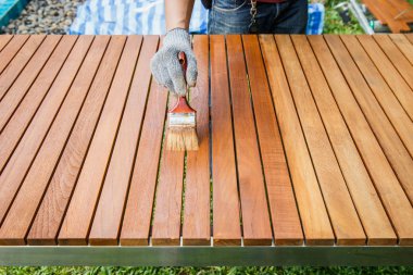 El ve ahşap masa üzerinde boyama fırça