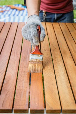 El ve ahşap masa üzerinde boyama fırça