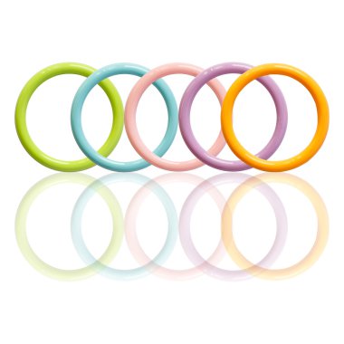 beyaz zemin üzerinde bilezik