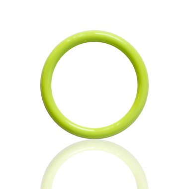 beyaz zemin üzerinde bilezik