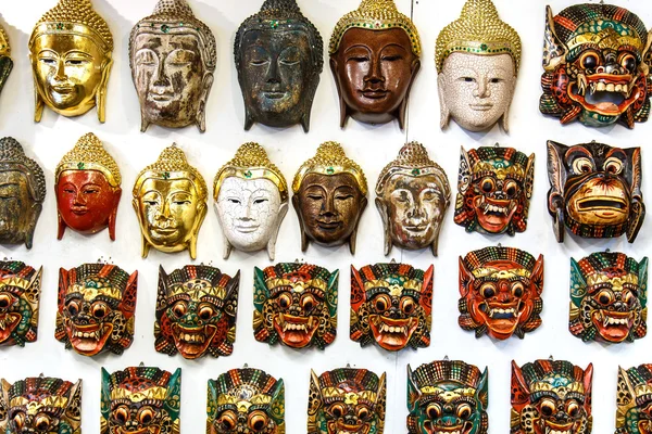 Thaise kunst houten maskers voor verkoop op de markt — Stockfoto