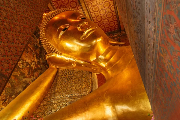 Reclinando la cara de estatua de oro Buda. Wat Pho, Bangkok, Tailandia —  Fotos de Stock