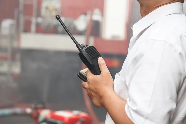 Hombre usando walkie talkie —  Fotos de Stock