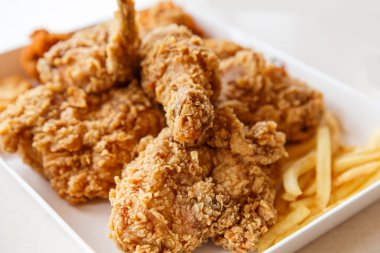 Kızarmış tavuk nuggets tutarak ve restoranda yemek el