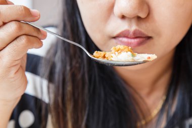 Kızarmış tavuk nuggets tutarak ve restoranda yemek el