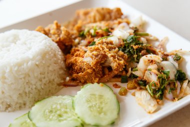 Kızarmış tavuk nuggets tutarak ve restoranda yemek el