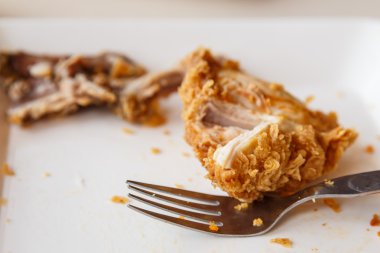 Plaka restoran kızarmış tavuk kalıntıları ile