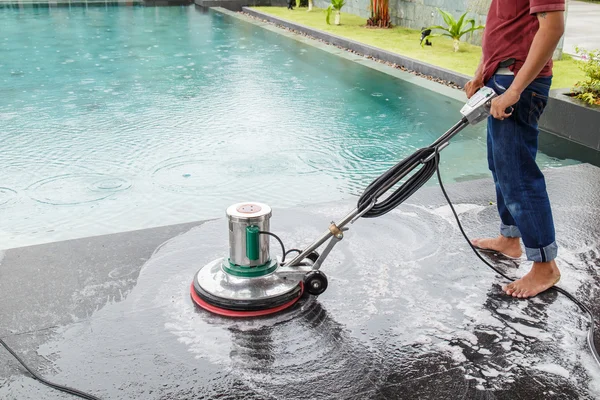 Tailandês pessoas limpeza piso de granito preto com máquina e química — Fotografia de Stock