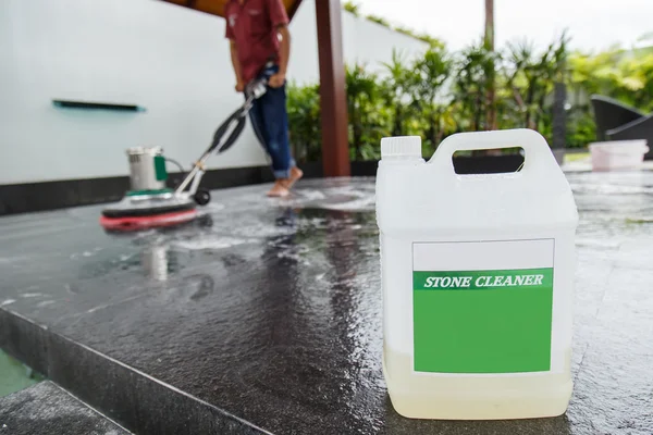 Gente tailandesa limpieza suelo de granito negro con máquina y química — Foto de Stock