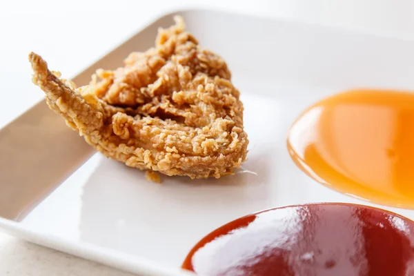 Ręką trzyma Fried chicken nuggets i jedzenie w restauracji — Zdjęcie stockowe