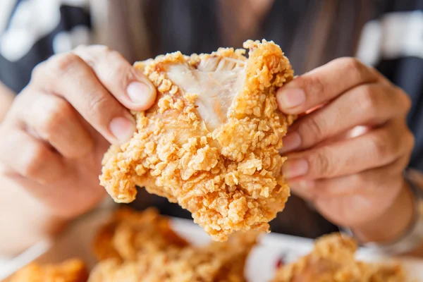 Hand hält gebratene Chicken Nuggets und isst im Restaurant — Stockfoto