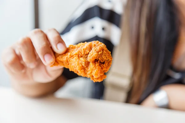 Ręką trzyma Fried chicken nuggets i jedzenie w restauracji — Zdjęcie stockowe