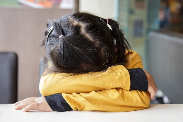 Chica tailandesa durmiendo en la mesa —  Fotos de Stock