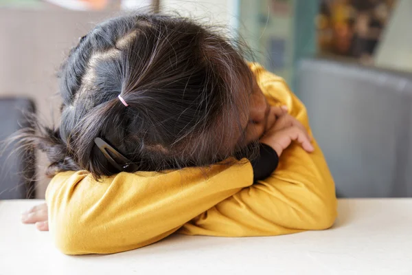 Chica tailandesa durmiendo en la mesa — Foto de Stock