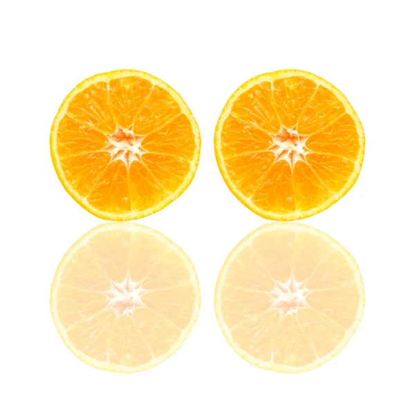Mitad de naranja aislada sobre fondo blanco —  Fotos de Stock