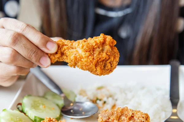 Ręką trzyma Fried chicken nuggets i jedzenie w restauracji — Zdjęcie stockowe