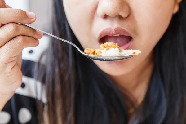 Tangan memegang Nugget ayam goreng dan makan di restoran — Stok Foto