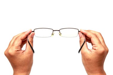 Beyaz arka plan üzerinde izole gözlük tutan el