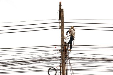 Beyaz arka plan üzerinde izole elektrik direği üzerinde çalışan adam