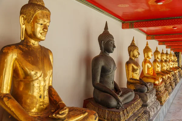 Estátua de Buda no templo público em Bangkok Tailândia — Fotografia de Stock