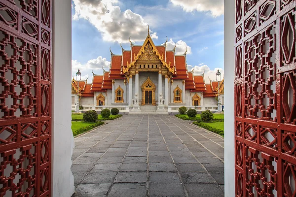 Traditionell thailändsk arkitektur, wat benjamaborphit eller marmor temp — Stockfoto