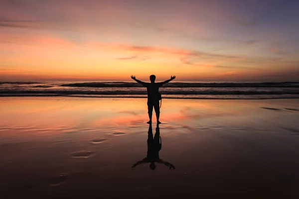 Silhouette de touriste à la plage du coucher du soleil à Phuket Thaïlande — Photo