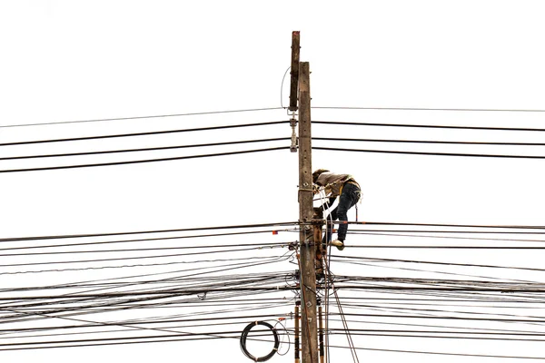 Uomo che lavora su palo elettrico isolato su sfondo bianco — Foto Stock