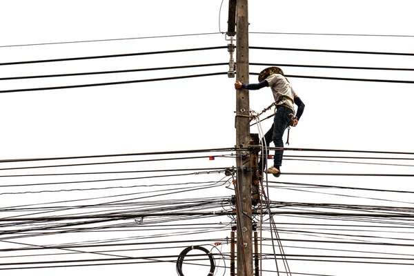 Mann arbeitet an Strommast isoliert auf weißem Hintergrund — Stockfoto