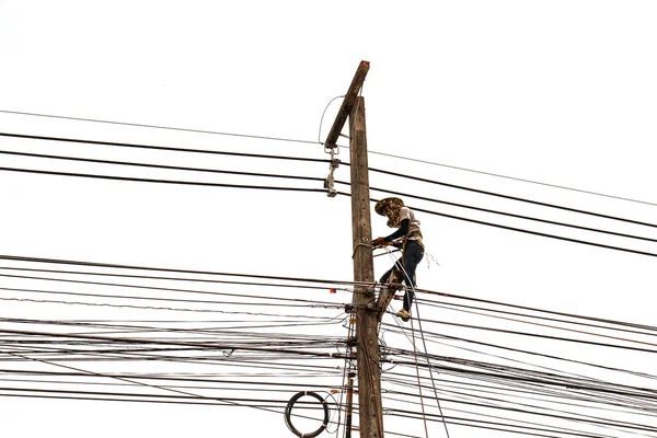 Man som arbetar på electric pole isolerad på vit bakgrund — Stockfoto