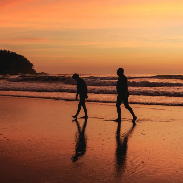 Silueta turistică la plaja de apus de soare din Phuket Thailanda — Fotografie, imagine de stoc