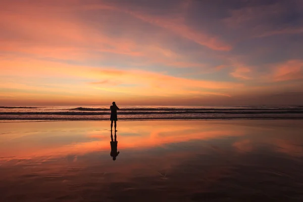 Silhouette de touriste à la plage du coucher du soleil à Phuket Thaïlande — Photo