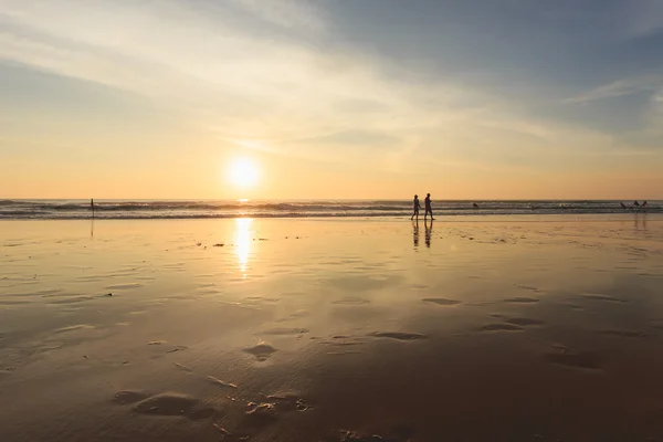 Silhueta de turista na praia do pôr do sol em Phuket Tailândia — Fotografia de Stock