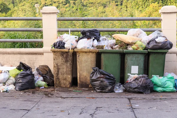 Skräp på gatan — Stockfoto