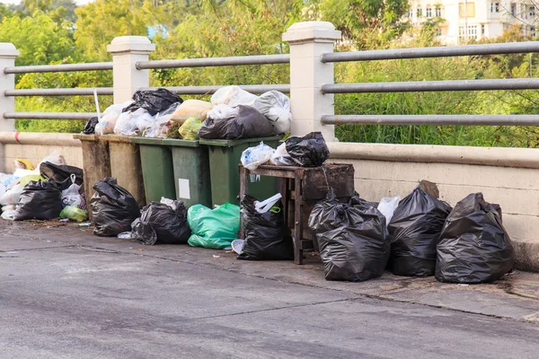 Skräp på gatan — Stockfoto