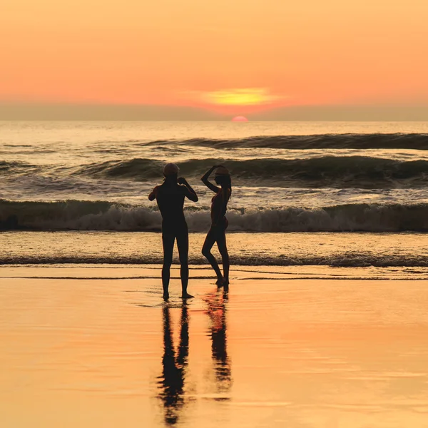 Sylwetka turysta na zachód słońca plaży w Phuket Tajlandia — Zdjęcie stockowe