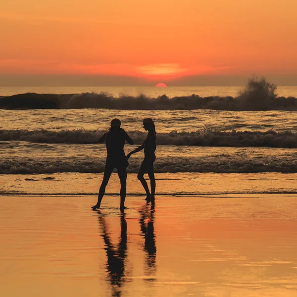 Silueta turistică la plaja de apus de soare din Phuket Thailanda — Fotografie, imagine de stoc