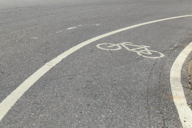 Parktaki yolda bisiklet işareti veya simgesi