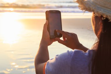 Tay smartphone vasıl belgili tanımlık kıyı kullanan kadın