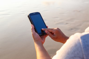 Tay smartphone vasıl belgili tanımlık kıyı kullanan kadın