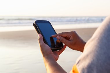 Tay smartphone vasıl belgili tanımlık kıyı kullanan kadın