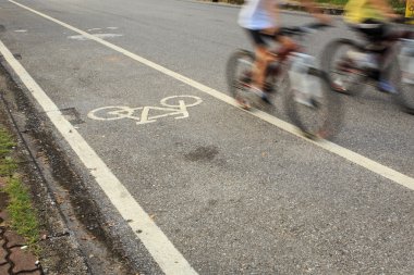 Bisiklet işareti veya simge ve bisikletçi parkta hareketi