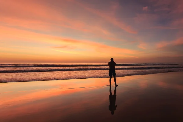 Silhouette de touriste à la plage du coucher du soleil à Phuket Thaïlande — Photo