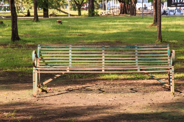 Stánek ocel lavička v parku — Stock fotografie
