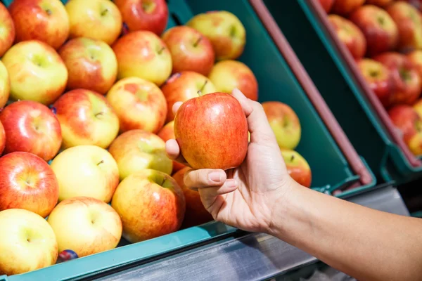 Manzana de mano en grandes almacenes —  Fotos de Stock